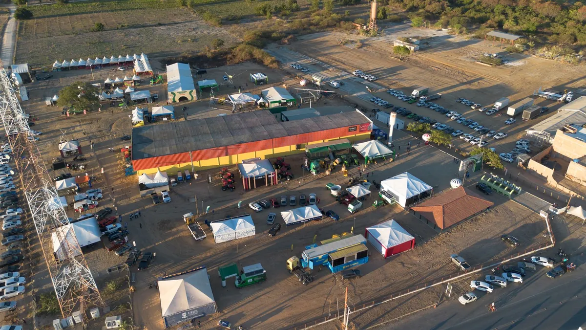 Pavilhão principal, tendas e pátio de máquinas vistos do alto