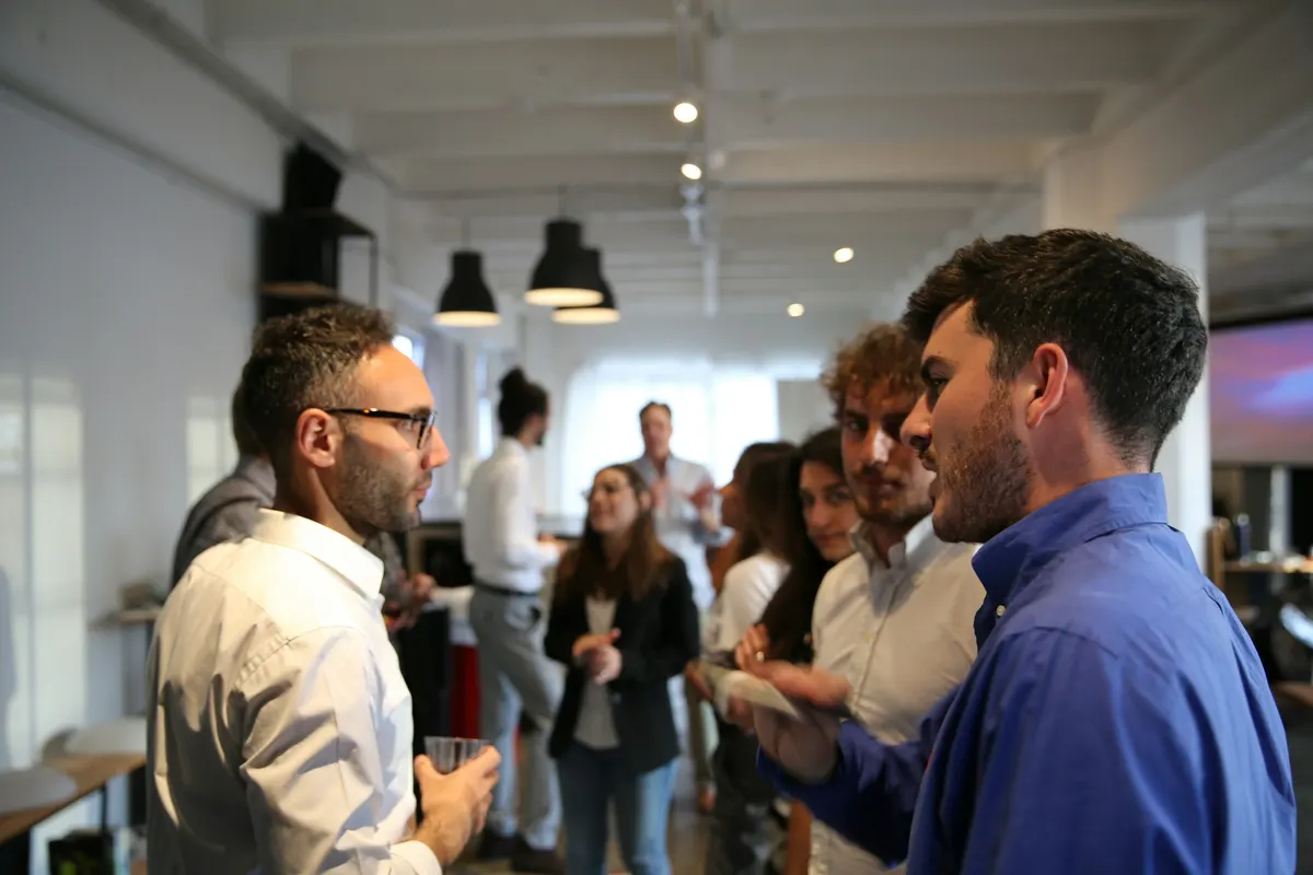 Pessoas reunidas em um evento de negócios